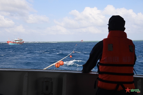 Chi đội Kiểm ngư số 4 cứu kéo thành công tàu cá Quảng Ngãi bị mắc cạn